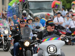 Mitglieder von Dykes on Bikes führen am Sonntag, den 5. Juni 2022 die Pride Winnipeg-Parade durch die Innenstadt.