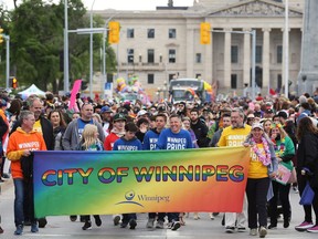 Bürgermeister Brian Bowman und seine Familie gehen am Sonntag, dem 5. Juni 2022, bei der Pride Winnipeg-Parade durch die Innenstadt.