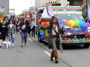 Captain Jack Sparrow trägt während der Pride Winnipeg-Parade am Sonntag, dem 5. Juni 2022, eine Flasche Rum durch die Innenstadt.