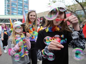 Blasenblasen bei der Pride Winnipeg-Parade durch die Innenstadt am Sonntag, den 5. Juni 2022.