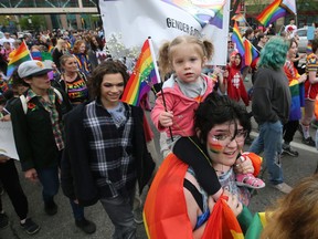 Die Pride Winnipeg-Parade durch die Innenstadt am Sonntag, den 5. Juni 2022.