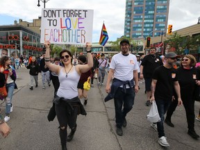 Die Pride Winnipeg-Parade durch die Innenstadt am Sonntag, den 5. Juni 2022.