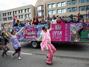 Die Menschen tanzen während der Pride Winnipeg Parade am Sonntag, den 5. Juni 2022 durch die Innenstadt.