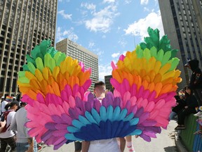 Regenbogenflügel bei der Pride Winnipeg-Parade durch die Innenstadt am Sonntag, den 5. Juni 2022.