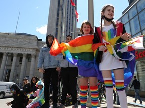 Die Menschen sehen sich am Sonntag, den 5. Juni 2022, die Parade der Pride Winnipeg an der Portage Avenue und der Main Street an.