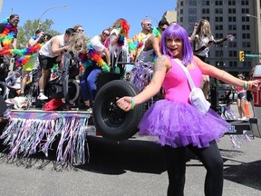 RIOT Cycle und Strength schweben während der Pride Winnipeg-Parade am Sonntag, den 5. Juni 2022 durch die Innenstadt.