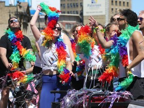 RIOT Cycle und Strength schweben während der Pride Winnipeg-Parade am Sonntag, den 5. Juni 2022 durch die Innenstadt.