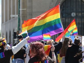 Die Pride Winnipeg-Parade durch die Innenstadt am Sonntag, den 5. Juni 2022.