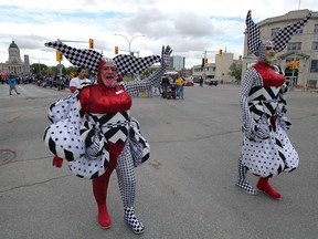 Pictoria Secrete (rechts) und Gloria Booths gehen am Sonntag, den 5. Juni 2022, bei der Pride Winnipeg-Parade durch die Innenstadt.