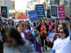 Die Gruppe der Winnipeg Public Library bei der Pride Winnipeg-Parade durch die Innenstadt am Sonntag, den 5. Juni 2022.