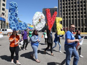 Die Pride Winnipeg-Parade durch die Innenstadt am Sonntag, den 5. Juni 2022.