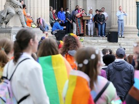 Pride Winnipeg veranstaltet am Sonntag, den 5. Juni 2022, eine Kundgebung im Manitoba Legislative Building.