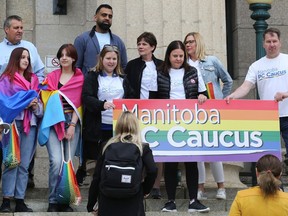 Mitglieder des Manitoba Progressive Conservative Caucus posieren für ein Foto nach der Pride Winnipeg-Kundgebung im Manitoba Legislative Building am Sonntag, dem 5. Juni 2022.