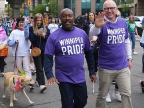 Die Stadträte Markus Chambers (links) und Scott Gillingham gehen am Sonntag, den 5. Juni 2022, bei der Pride Winnipeg-Parade durch die Innenstadt.