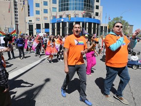 NDP-Führer Wab Kinew (Mitte) geht am Sonntag, dem 5. Juni 2022, bei der Pride Winnipeg-Parade durch die Innenstadt.