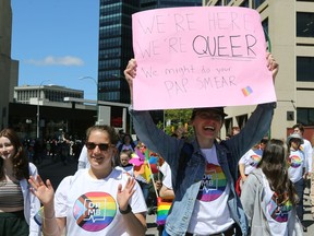 Menschen mit der Gruppe Doctors Manitoba während der Pride Winnipeg-Parade durch die Innenstadt am Sonntag, dem 5. Juni 2022.