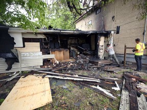 Eine Besatzung arbeitet auf der Rückseite eines leerstehenden Hauses im Block 300 der College Avenue in Winnipeg, die nach einem Brand am Dienstagmorgen, dem 14. Juni 2022, voraussichtlich ein Totalverlust sein wird. Drei Feuerwehrleute wurden im Kampf gegen das Feuer verletzt.
