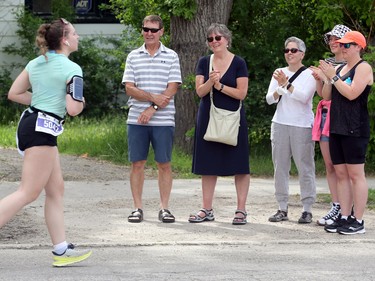 People cheer on participants in the Manitoba Marathon on Point Road in Winnipeg on Sun., June 19, 2022. KEVIN KING/Winnipeg Sun/Postmedia Network