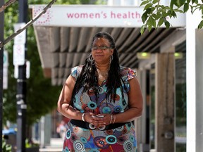 Kemlin Nembhard, Geschäftsführerin der Women's Health Clinic, die Reproduktionsmedizin einschließlich Abtreibungen anbietet, schaut in Winnipeg zu.  Bild aufgenommen am 28. Juni 2022.