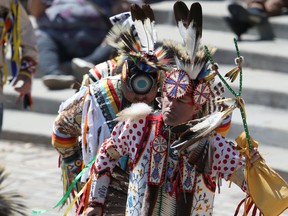 Tänzer bei einem Powwow im The Forks in Winnipeg am Freitag, den 1. Juli 2022.