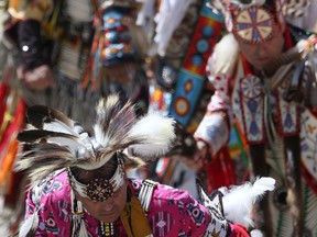 Tänzer bei einem Powwow im The Forks in Winnipeg am Freitag, den 1. Juli 2022.