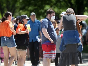 Eine Menschenmenge im The Forks in Winnipeg am Freitag, den 1. Juli 2022.