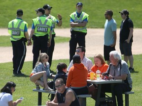 Eine Menschenmenge im The Forks in Winnipeg am Freitag, den 1. Juli 2022.