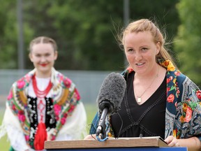 Magda Jagro, dyrektor Polskiego Zespołu Tańca Ludowego, przemawia podczas ogłoszenia przekazania 100 milionów dolarów na rzecz Community Arts, Culture and Sports Fund w Burkevalley Community Centre w Winnipeg, poniedziałek, 25 lipca 2022 r.