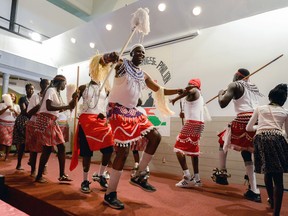 Культурний танець у фольклорному павільйоні в Південному Судані.