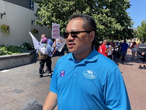 Romeo Ignacio, Präsident der ATU Transit Union Local 1505, spricht am Donnerstag, den 4. August, während einer Kundgebung im Rathaus von Winnipeg mit Reportern.