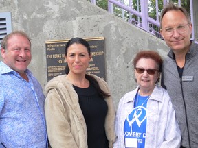 (de gauche à droite) Ian Rabe, organisateur du Winnipeg Recovery Day, Association canadienne pour la santé mentale du Manitoba, Marion Cooper, PDG de Winnipeg, Colin Allan, fondateur du Winnipeg Recovery Day, et Greg Kellogg, PDG du Bruce Oake Recovery Centre, posent pour une photo lors du Recovery Day 2022 au Forks à Winnipeg le samedi 10 septembre 2022. Il s'agit de la première journée de rétablissement en personne à Winnipeg depuis 2019, passant à des événements virtuels en 2020 et 2021 en raison de la pandémie de COVID-19.