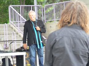 Der amerikanische preisgekrönte Schauspieler Tony Denison, der vor allem für seine Rolle in The Closer bekannt ist, spricht am Samstag, den 10. September 2022, beim Recovery Day 2022 in The Forks in Winnipeg zum Publikum. Dies ist der erste persönliche Recovery Day in Winnipeg seit 2019, Umstellung auf virtuelle Veranstaltungen in den Jahren 2020 und 2021 aufgrund der COVID-19-Pandemie.