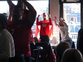 Cody Roy (C) célèbre avec les fans du Canada après un but contre la Croatie lors de la soirée de surveillance de la Coupe du Monde de la FIFA au Nicolino's Restaurant sur Pembina Highway à Winnipeg le dimanche 27 novembre 2022.