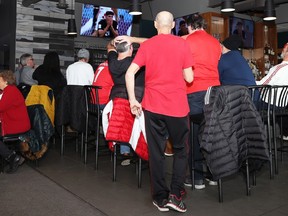 Les fans réagissent à un quasi-accident lors d'une fête en regardant le match de Coupe du monde entre le Canada et la Croatie au Nicolino's Restaurant sur Pembina Highway à Winnipeg, le dimanche 27 novembre 2022.