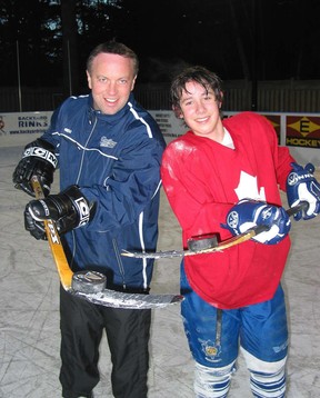 Dave Gagner, natif de Chatham, et son fils Sam sont montrés dans une photo d'archive non datée prise des années avant l'arrivée de Sam dans la LNH. Postmedia Network ORG XMIT : POS1608122106384341