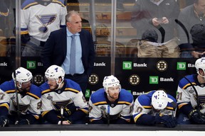 L'entraîneur-chef Craig Berube des Blues de St. Louis regarde les Bruins de Boston lors de la première période du septième match de la Finale de la Coupe Stanley de la LNH 2019 au TD Garden le 12 juin 2019 à Boston, Massachusetts. Patrick Smith/Getty Images