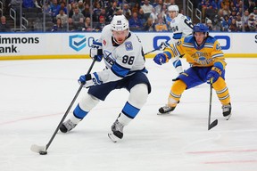 Nate Schmidt (88) des Jets de Winnipeg contrôle la rondelle contre William Peyton (42) des Blues de St. Louis en première période au Enterprise Center le 8 décembre 2022 à St. Louis. (Photo de Dilip Vishwanat/Getty Images)