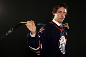 COLUMBUS, OH - 22 JUIN : Le sixième choix au total Sam Gagner des Oilers d'Edmonton pose pour une photo lors du premier tour du repêchage de la LNH 2007 au Nationwide Arena le 22 juin 2007 à Columbus, Ohio. (Photo de Gregory Shamus/Getty Images) - Commencer Informations supplémentaires - Projet NHL des Oilers d'Edmonton ORG XMIT : 74860263