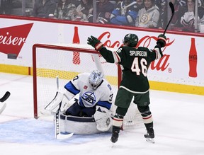 Jared Spurgeon du Minnesota Wild célèbre son but contre le gardien des Jets Connor Hellebock lors du match de mardi. Fred Greenslade/La Presse canadienne