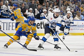 Les Jets de Winnipeg Pierre-Luc Dubois (80) contrôlent la rondelle tandis que le centre des Blues de St. Louis Brayden Schenn (10) défend pendant la première période au Enterprise Center. Jeff Curry, USA Today Sports