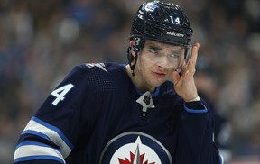 Le défenseur des Jets de Winnipeg Ville Heinola se prépare pour ses débuts à domicile contre le Wild du Minnesota lors d'un match de la LNH à Winnipeg le jeudi 10 octobre 2019. Kevin King/Winnipeg Sun/Postmedia Network