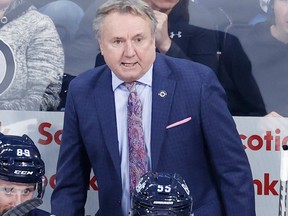 L'entraîneur des Jets de Winnipeg, Rick Bowness, assiste au troisième tour contre les Ducks d'Anaheim au Canada Life Centre de Winnipeg le dimanche 4 décembre 2022.