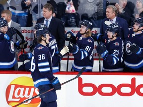 Morgan Barron du Winnipeg Jets Centre (36 ans) célèbre son but en troisième période contre les Ducks d'Anaheim au Canada Live Centre de Winnipeg le dimanche 4 décembre 2022.