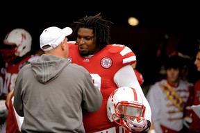 Le dreadlocké Germarcus Hardrick des Cornhuskers du Nebraska a été accueilli par l'entraîneur Bo Bellini avant un match en 2011 à Lincoln. (Eric Francis / Getty Images)