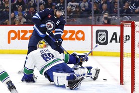 Le centre des Jets de Winnipeg Adam Lowery tente de dépasser le gardien de but des Canucks Colin D'Elia. Quelques instants plus tard, Morgan a nourri Barron avec un but.