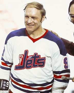 Bobby Hull # 9 des Jets de Winnipeg patine contre les Canadiens de Montréal dans les années 1970 au Forum de Montréal à Montréal, Québec, Canada. Photo de Denis Brodeur/LNH via Getty Images