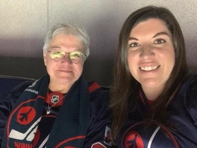 (De gauche à droite) Suzanne Lagase et sa fille Bernadette Lagattes le samedi 21 janvier 2023, portant des maillots des Jets de Winnipeg avec des écussons en l'honneur du fils de Suzanne et du frère de Bernadette, Matthew, un grand fan des Jets décédé il y a trois ans d'un cancer. Susan a juré de ne pas manquer un match des Jets de Winnipeg en l'honneur de son fils, même lorsque Suzanne a subi une intervention chirurgicale pour retirer une tumeur de son foie. Suzanne a été nominée par Bernadette comme championne des fans d'Air Canada pour sa détermination, sa force et sa résilience. Suzanne assistera au match des Jets mardi à Nashville avec sa fille, son mari Claude et sa sœur.
