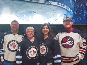 (De gauche à droite) Claude Lagase, Suzanne Lagase, Bernadette Lagase et Matthew Lagase le 11 novembre 2018, portant des chandails des Jets de Winnipeg. Susan a juré de ne jamais manquer un match des Jets de Winnipeg en l'honneur de son fils Matthew, un grand fan des Jets décédé le 30 juin 2019 d'un cancer, alors même que Suzanne a subi une intervention chirurgicale pour enlever une tumeur au foie. Susan a été nominée par sa fille Bernadette comme championne des fans d'Air Canada pour sa détermination, sa force et sa résilience. Suzanne assistera au match des Jets mardi à Nashville avec sa fille Bernadette, son mari Claude et sa soeur.
