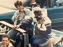 (De gauche à droite) Mère Tammy, fils Jackson, fils Jarren (son visage est caché par le bras du père), père Jim et fille Jacqueline lors d'un des défilés du Super Bowl à Dallas (1993 ou 94). 