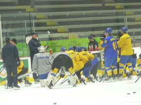 L'entraîneur-chef Vadym Shakhrychuk s'adresse aux membres de l'équipe nationale ukrainienne des moins de 25 ans alors qu'ils s'entraînent au hockey multicentre à Winnipeg en vue de leur match contre les bisons de l'Université du Manitoba le lundi 9 janvier 2023 au Canadian Life Centre. à Winnipeg. Le jeu fait partie de